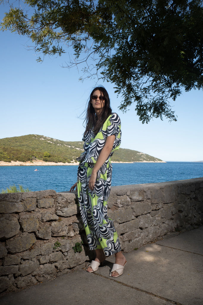 UNTITLED IN MOTION Ease Top